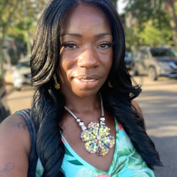 Meet your Posher, Lysandra - Picture 4 of 10